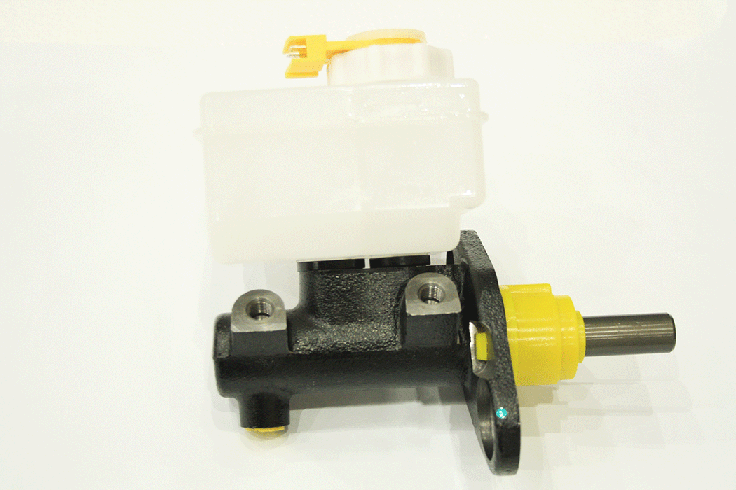 LR013018 | Brake master cylinder